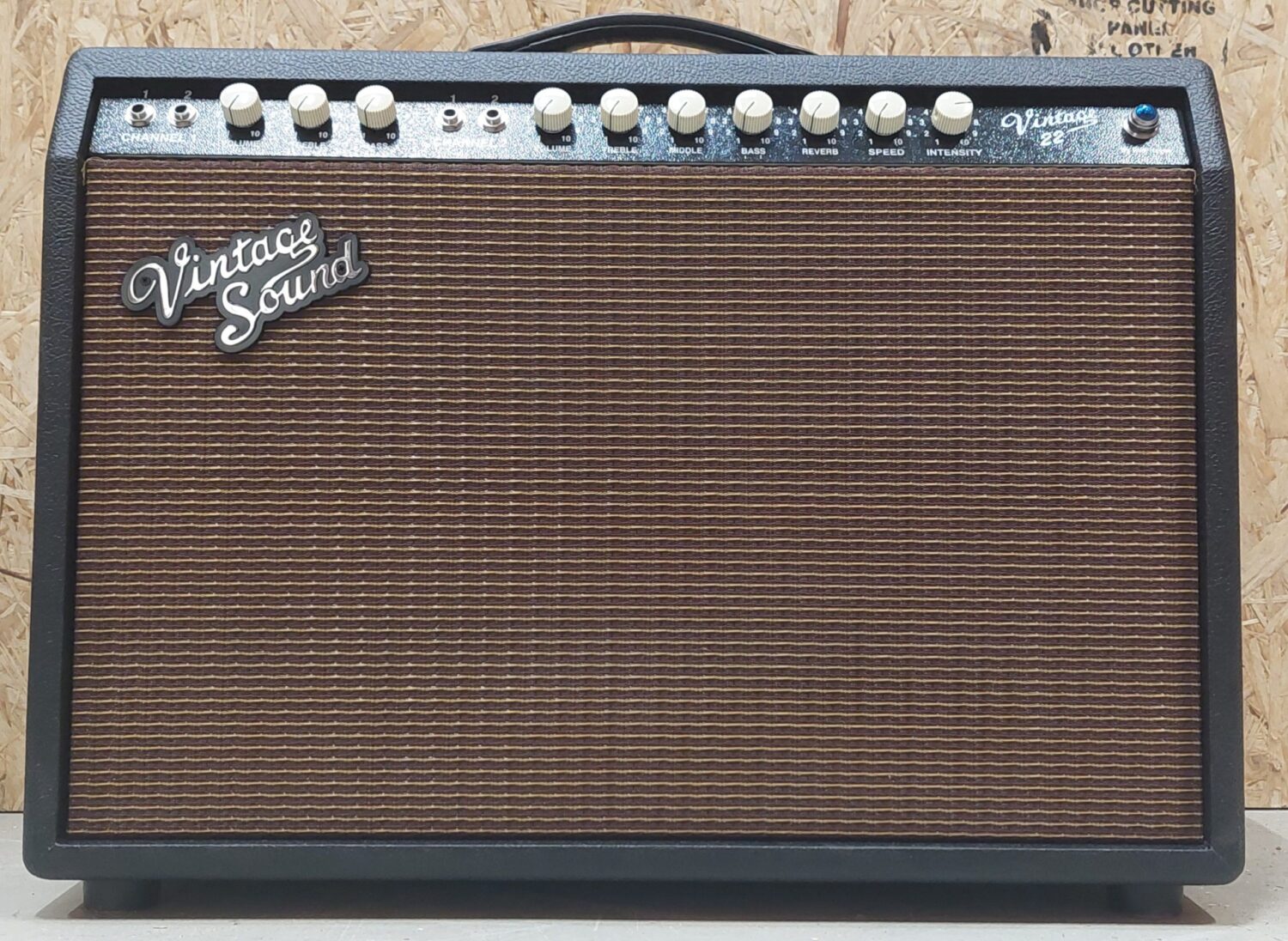 Vintage sound Vintage 22 deluxe combo. black tolex /oxblood gold stripe grill